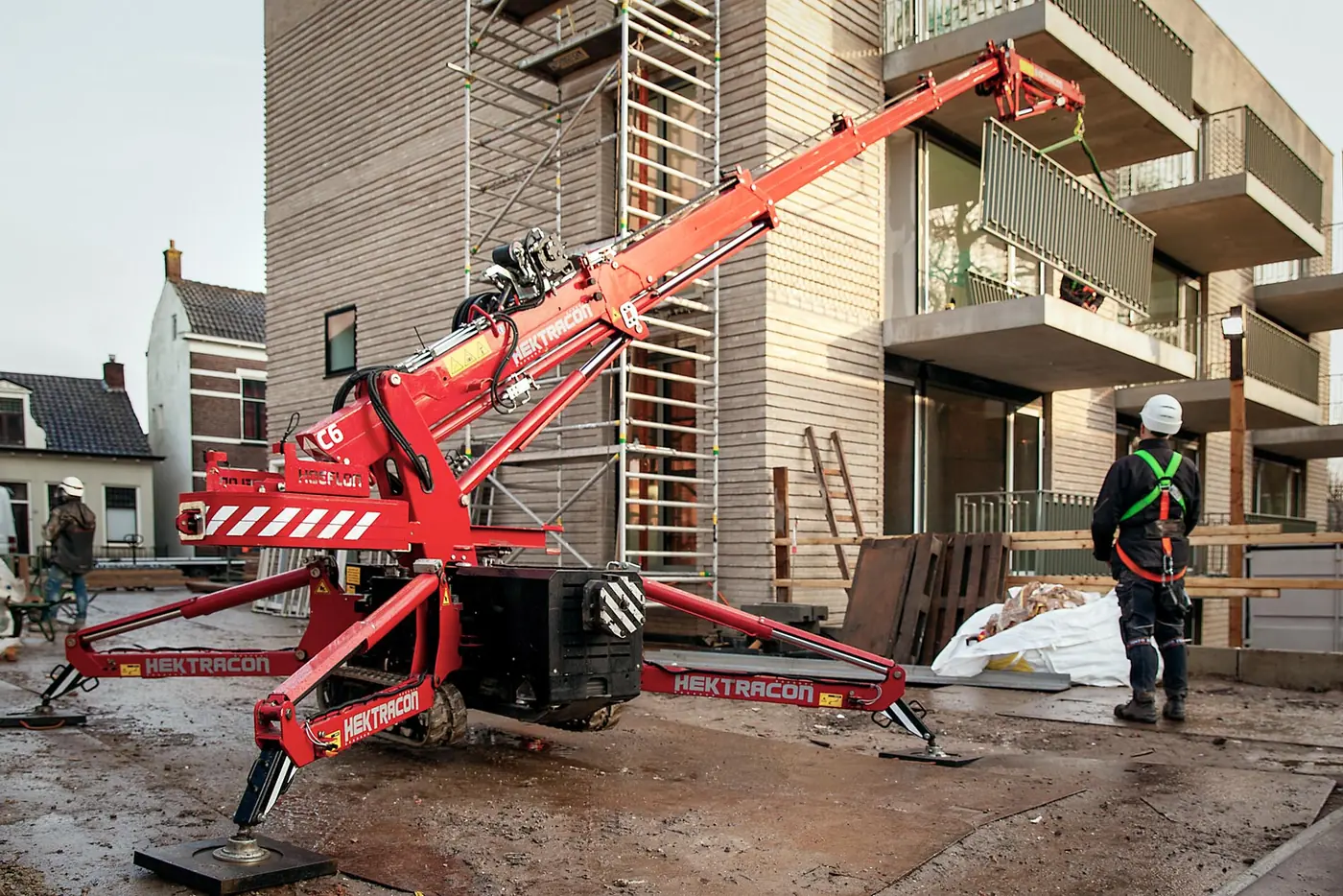 Montage van een balkon met de rode rupskraan van Hektracon