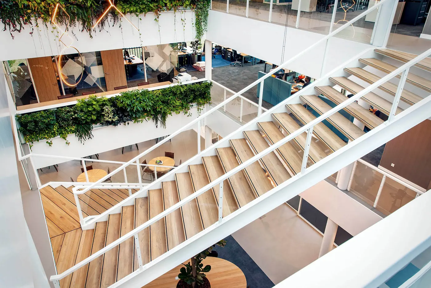 Witte stalen trap met eiken treden in het atrium van het NTS-kantoor in Nijmegen