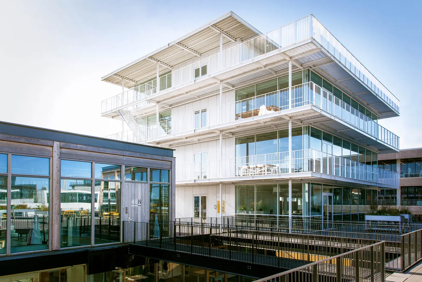 Opgeleverd bedrijfsverzamelgebouw Image Wharf in Amsterdam